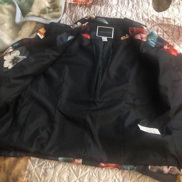 Absolutely gorgeous blazer. Size fit to L. Silk feeling - Picture 14 of 15